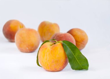 Şeftali arkaplanda kırmızı kenarlı bir kaydırak.