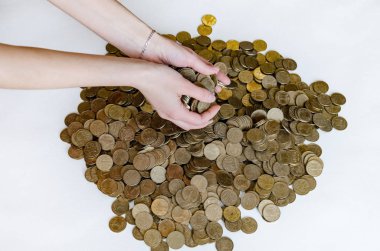 Kadın elleri metal paraları alır, bir Hryvnia 'nın yüzey değeri