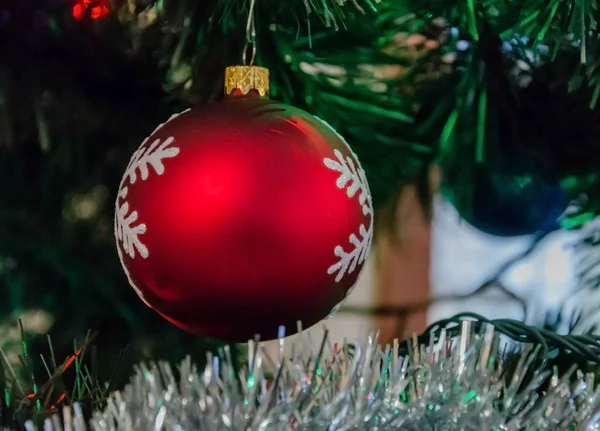 Piękne świąteczne świecidełka na Boże Narodzenie lub Nowy Rok tle z zielonym fi — Zdjęcie stockowe