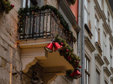 Noel ve Yeni Yıl için güzel süslemeli balkon, yakın plan.