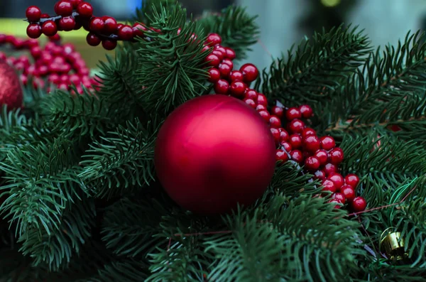 Bellissimi fili di lame vacanza per Natale o Capodanno sfondo con abete verde — Foto Stock