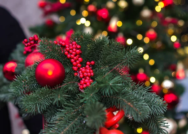Krásná dovolená pozlátko pro vánoční nebo novoroční pozadí s zelená jedle — Stock fotografie