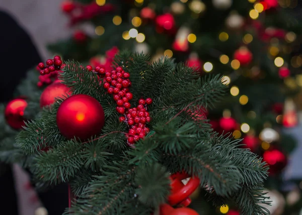 Schönes Urlaubslametta für Weihnachten oder Neujahr Hintergrund mit grüner Tanne — Stockfoto