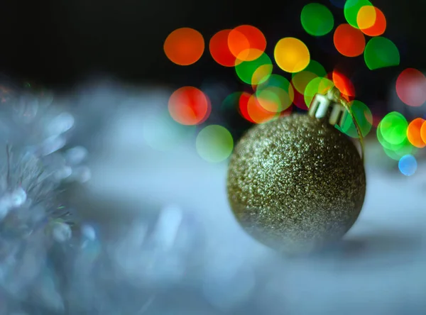 Schönes festliches Lametta für Weihnachten oder Neujahr, schöner Hintergrund — Stockfoto