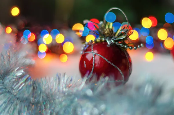 Piękne świąteczne świecidełka na Boże Narodzenie lub Nowy Rok, piękne tło — Zdjęcie stockowe