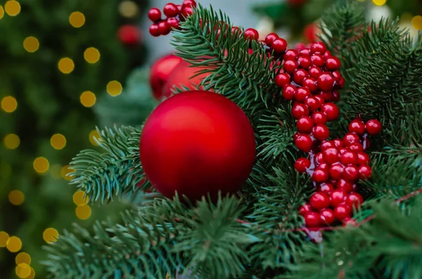 Красива святкова мішура на Різдво або Новий рік з зеленим ялином — стокове фото