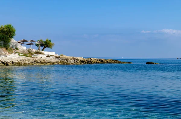 Schöne Landschaft an einem warmen, sonnigen Tag am Meer, Beton — Stockfoto