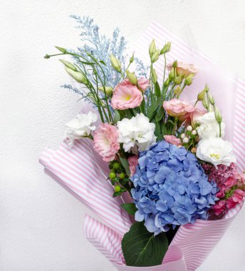 Bir buket güzel çiçek Eustoma, ortancalar ve diğer çiçekler