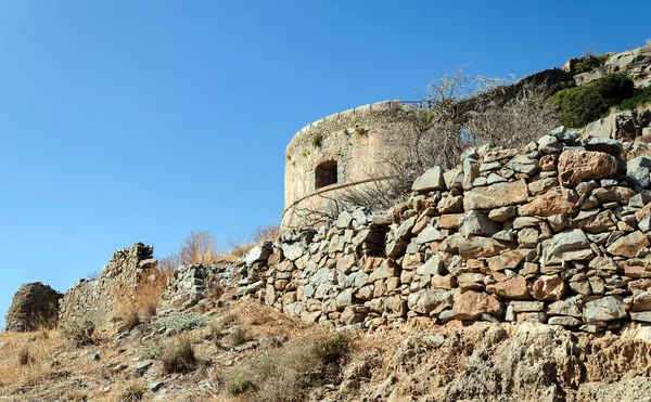 Adadaki eski bina, güzel yaz manzarası., — Stok fotoğraf