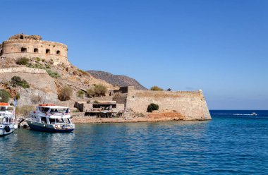 Spinalonga adasındaki eski kale, güzel yaz manzarası, berrak su ve mavi gökyüzü, Yunanistan