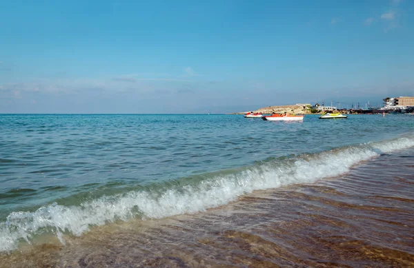 Vue sur la mer, avec eau claire et ciel bleu, Grèce — Photo