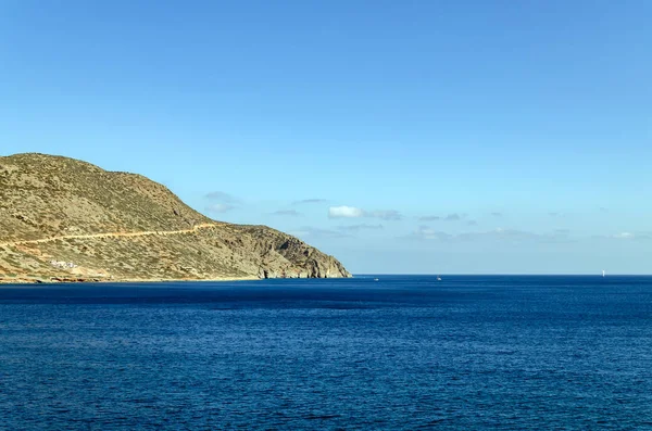 Vue sur la mer, avec eau claire et ciel bleu, Grèce — Photo