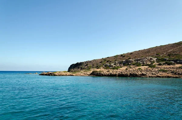 Vue sur la mer, avec eau claire et ciel bleu, Grèce — Photo