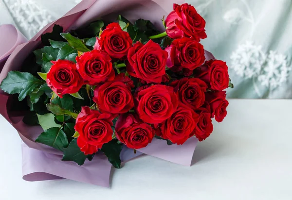 Rose red, composition with red roses for the holiday — Stockfoto