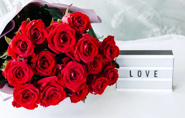 Rosa vermelha, composição com rosas vermelhas para o feriado — Fotografia de Stock