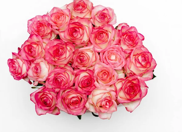 Bouquet aux délicates fleurs roses parfumées sur fond bois, un cadeau pour les vacances — Photo