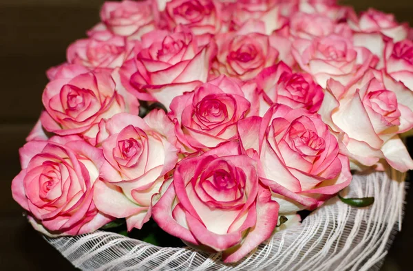 Bouquet aux délicates fleurs roses parfumées sur fond bois, un cadeau pour les vacances — Photo