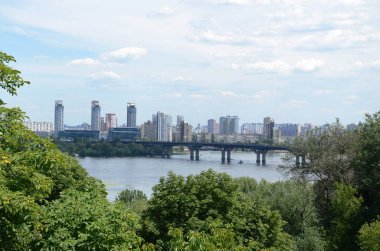 Dnipro Nehri üzerindeki köprü, güneşli bir günde, Ukrayna, Kiev
