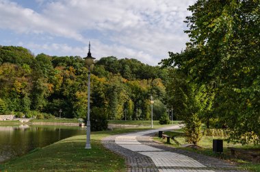 Ukrayna, Kiev 'de sıcak bir günde ağaçların arasında yaya yolu