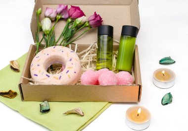 Kaplıca tedavisi için parlak bir seti olan kutu, yakın plan el işi kutusu.