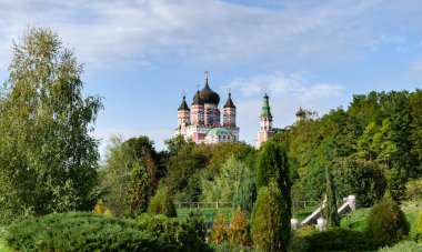 Güzel Ortodoks Kilisesi, St. Panteleimon Katedrali, Katedral Bölgesi Feofaniya Parkı Kiev 'in en güzel yerlerinden biri, Ukrayna' nın başkenti..