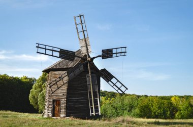 Sonbahar bir arka plan, ağaç ve mavi gökyüzü Ukrayna eski ahşap değirmen