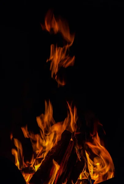 Flamme Brennendes Holz Das Wärme Und Licht Auf Schwarzem Hintergrund — Stockfoto