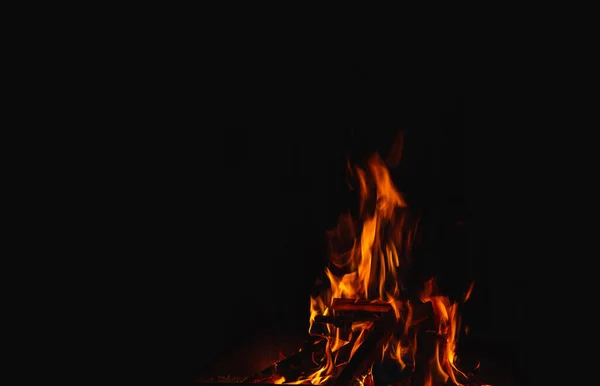 Flamme Brennendes Holz Das Wärme Und Licht Auf Schwarzem Hintergrund — Stockfoto
