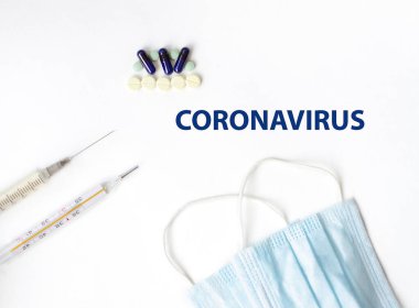 Yeni koronavirüs. Koruyucu tıbbi maske, ilaçlar, virüs merkür termometresi için haplar, şırınga. Çin Coronavirüs salgını.