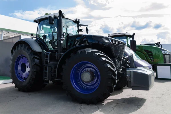 Traktor Nagy Kerekekkel Mezőgazdasági Munkagép Áruszállítás Közelkép — Stock Fotó
