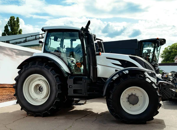 Traktor Velkými Koly Stroj Pro Zemědělské Práce Přepravu Zboží Detailní — Stock fotografie