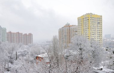 Şehir kar, güzel manzara, Ukrayna, Kiev Mart 2020 ile kaplıdır.