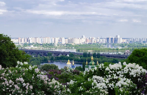 Православная Церковь Фоне Реки Города Саду Цветущей Сирени Киев Украина — стоковое фото