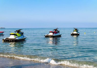 Deniz kıyısında jet ski, kıyı rahatlama alanı, sıcak bir sonbahar günü, Girit adası, Yunanistan