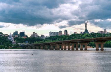 Dinyeper nehri üzerindeki köprü, arabalar için, Ukrayna, Kiev