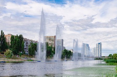Kiev Ukrayna 'daki Dinyeper setindeki kanaldaki çeşmeler.