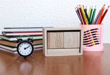 Alarm saati ve renkli kalemleri olan tablo, yaratıcılık için nesneler yakın plan