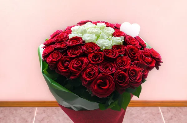 Červené Bílé Růže Kytici Dárek Dovolenou Narozeninám Valentýna Zblízka — Stock fotografie
