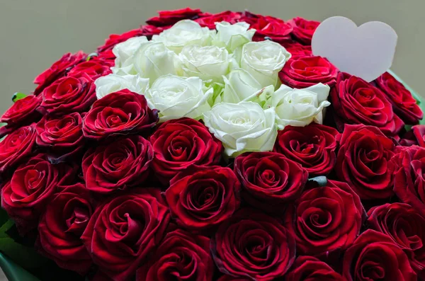 Vörös Fehér Rózsa Csokorban Ajándék Ünnepre Születésnapra Valentin Nap Közelkép — Stock Fotó