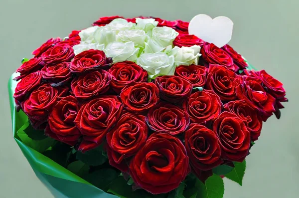 Rosas Rojas Blancas Ramo Regalo Para Las Vacaciones Para Cumpleaños — Foto de Stock