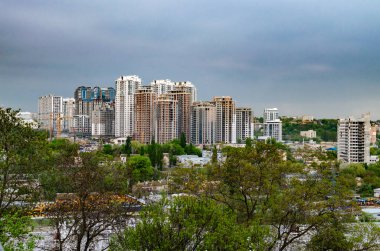 Büyük şehrin modern mimarisi, sıcak bir günde, güzel şehir manzarası, Kiev, Ukrayna