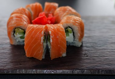 Hafif bir arka planda suşi, evde lezzetli yemekler, yakın plan.