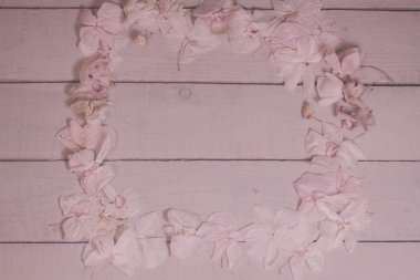 arka plan ile kuru gül ahşap masa üzerinde