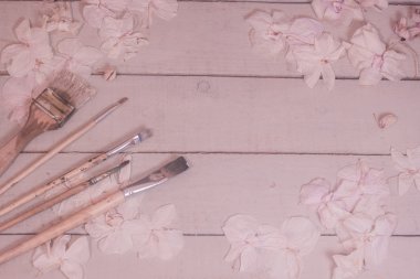 Boya fırçaları ve kuru çiçekler kompozisyonu 