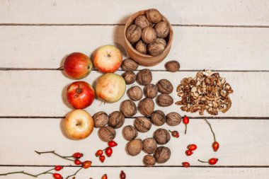 Beyaz ahşap masa üzerinde sonbahar hasat.