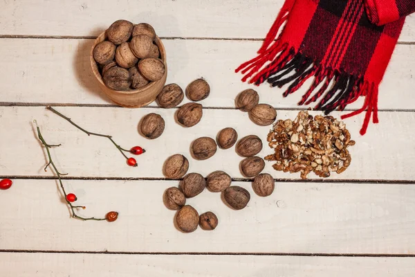 Herbsternte auf weißem Holztisch. roter Karo auf Hintergrund. — kostenloses Stockfoto