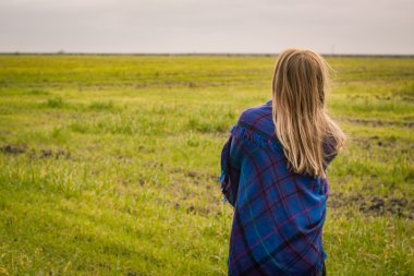arkadan görünüşü kadın mavi ekose daimi yeşil, sonbahar alanlarda yakın fotoğrafı
