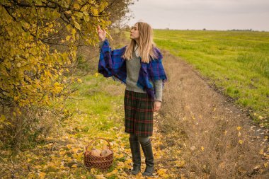 Sonbahar izlerken alanında genç kadın bırakır