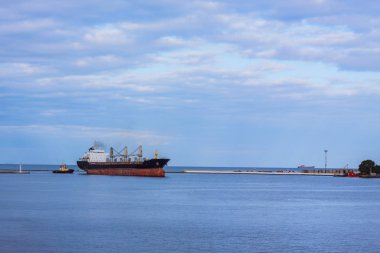 Büyük carho gemi ve vinçler 