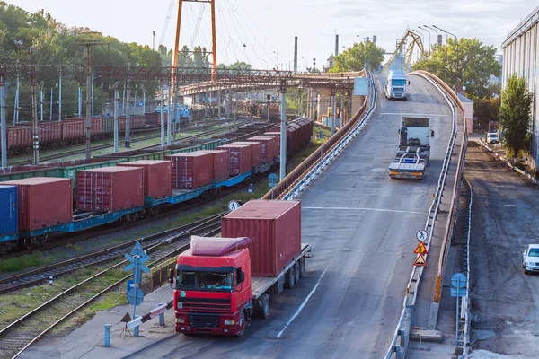 Міст з вантажівками та вантажними поїздами — стокове фото